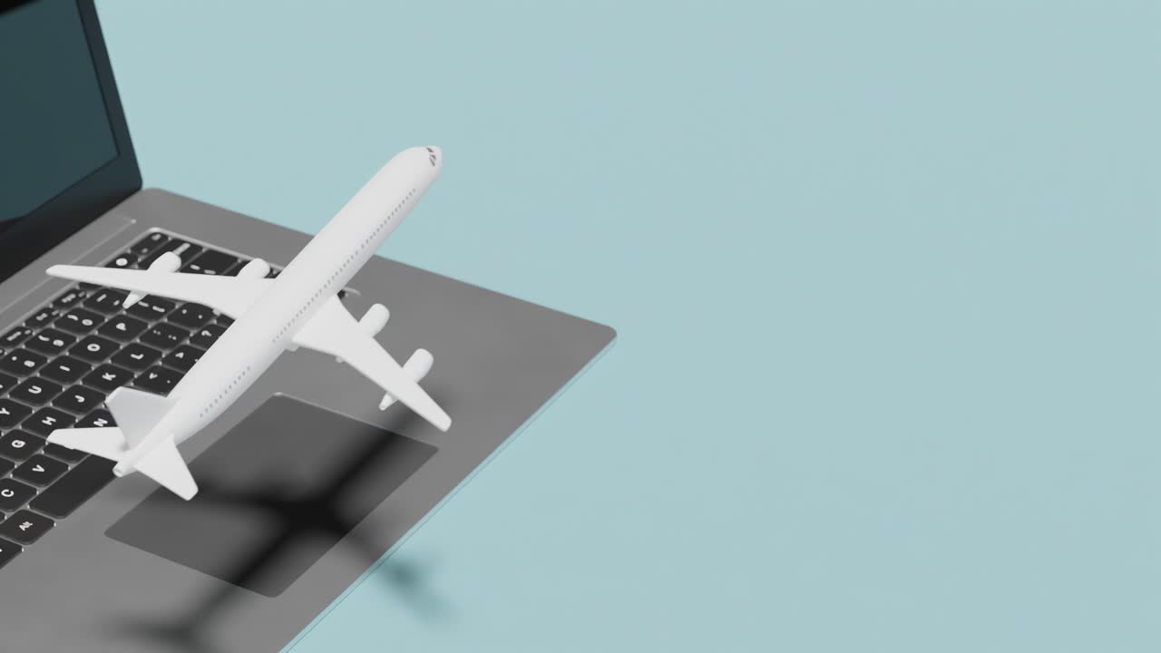 avión volando sobre una laptop sobre fondo azul con espacio para copiar