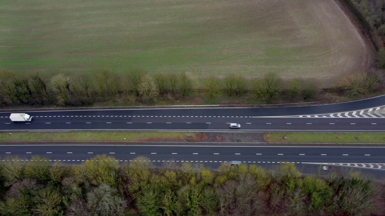 도버를 향한 나무와 녹색 열린 들판이 늘어선 a2 이중 차도