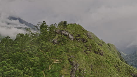 Ella-Sri-Lanka-Drone-Aéreo-V20-Sobrevolando-El-Pico-Del-Pequeño-Adán-Capturando-Nubes-Brumosas-Sobre-Las-Exuberantes-Tierras-Altas-Centrales-Desde-Gran-Altura,-Revelando-Valles-Verdes---Filmado-Con-Mavic-3-Cine---Abril-De-2023