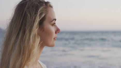 mujer caucásica disfrutando de su tiempo en la playa