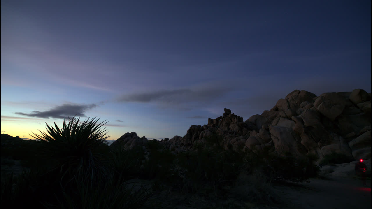 timelapse de la puesta de sol desvaneciéndose en el cielo nocturno en el parque nacional joshua tree en california