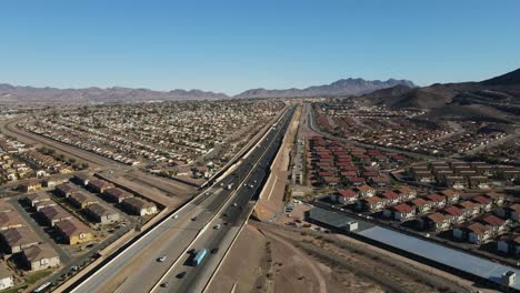 Drone-Volando-Sobre-La-Interestatal-11-En-Henderson-Nevada