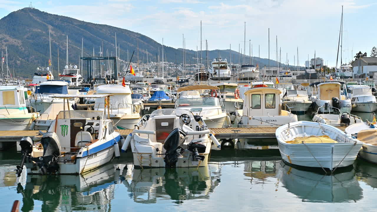 Altea, Spagna - 3 giugno 2022: barche ormeggiate in un porto con montagne sullo sfondo