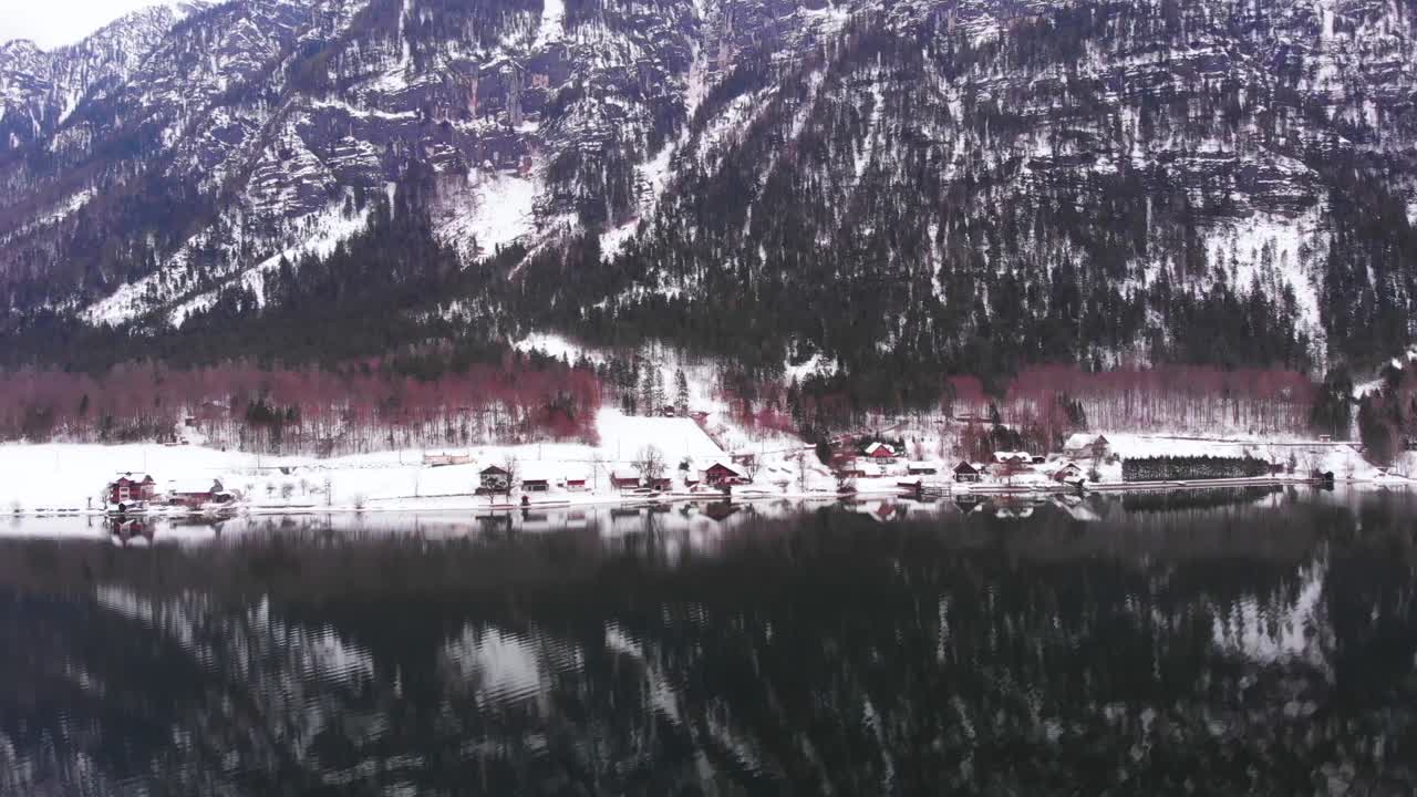 Uskomaton vuorten heijastus Fuschl-järvellä Itävallassa, ilmakuva HD.