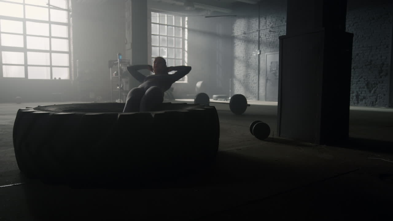 기능적 운동 을 하는 운동 선수. 복부 운동 을 하는 근육적 인 여자