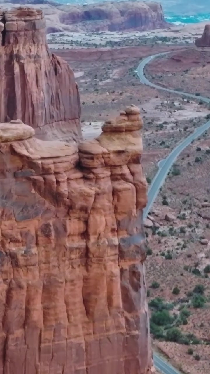 La strada si snoda attraverso la valle di Moab nel vasto paesaggio dello Utah.