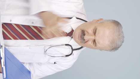 el video vertical del viejo doctor enojado.