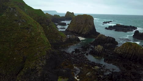 Increíble-Vista-Aérea-De-La-Costa-Rocosa-En-Irlanda-Del-Norte