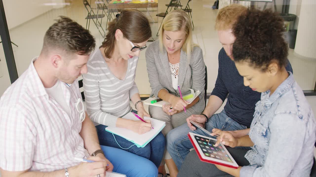 colegas tomando notas