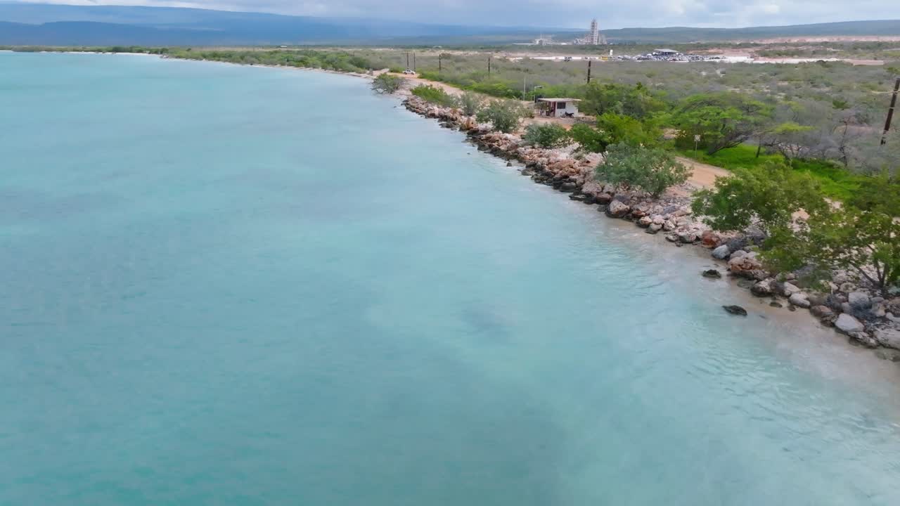 vuelo aéreo a lo largo de la costa de pedernales en república dominicana - nuevo lote de construcción para hoteles hyatt e iberostar