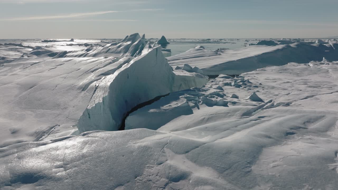 ilulissat icefjord의 바다와 얼음 위의 드론
