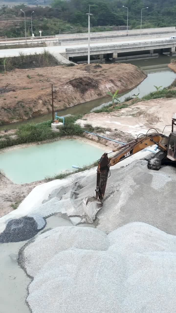 excavadora trabajando en el sitio de construcción