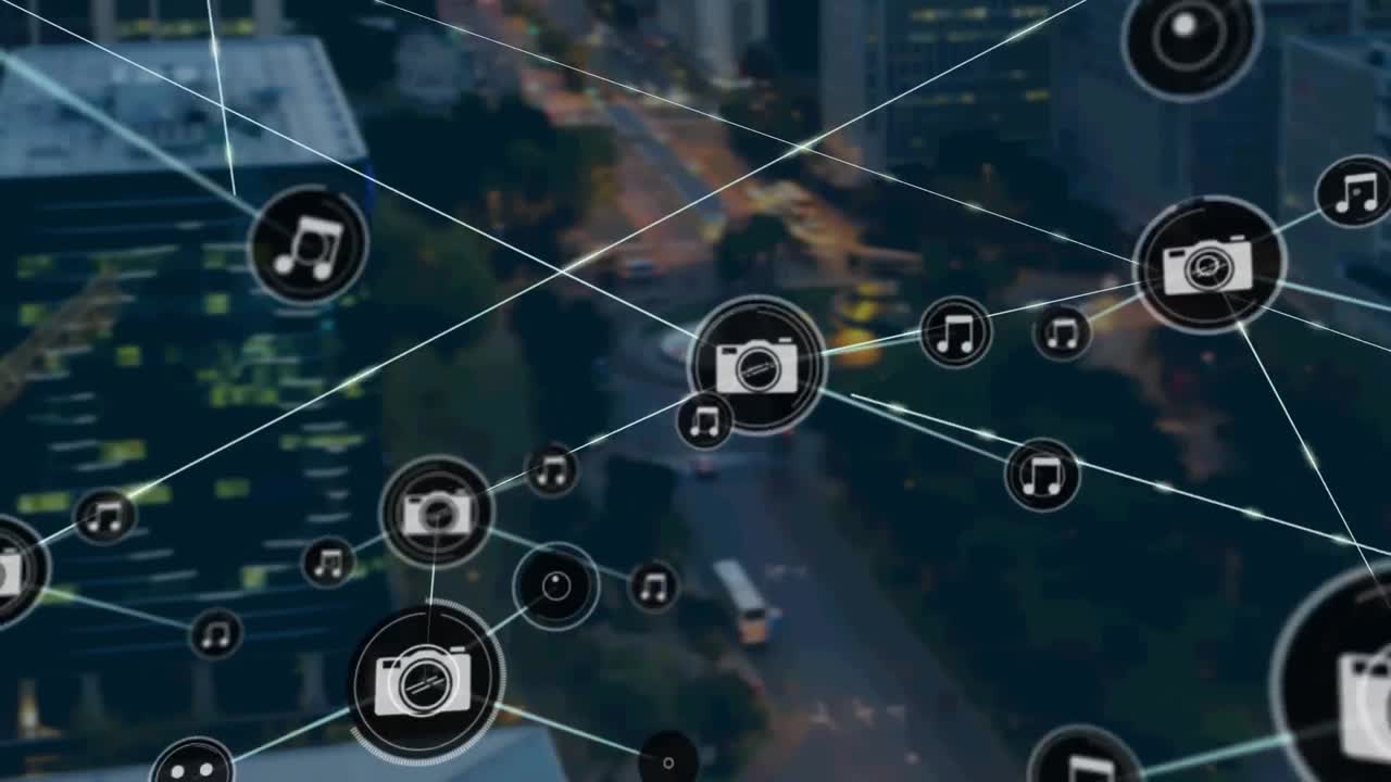 red de iconos digitales contra la vista aérea del tráfico nocturno de la ciudad