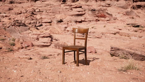 vieja silla de madera en las rocas del gran cañón