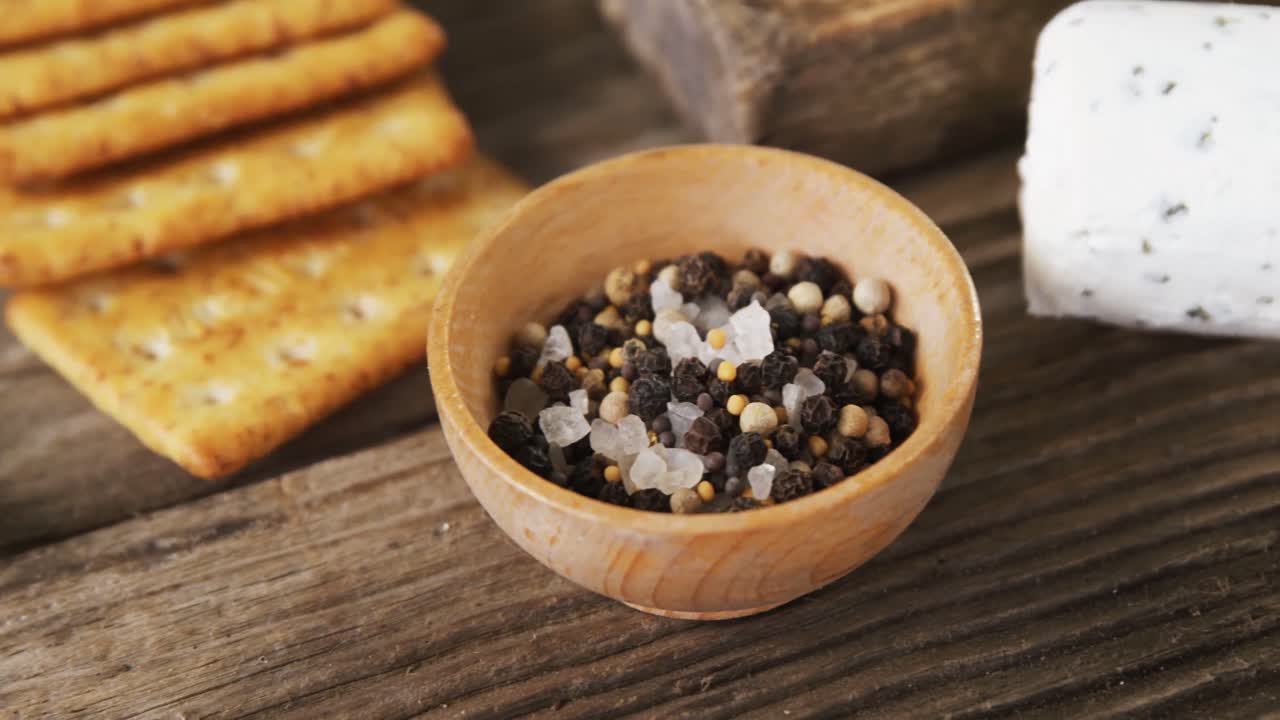 queso, especias, galletas crujientes y cuchillo