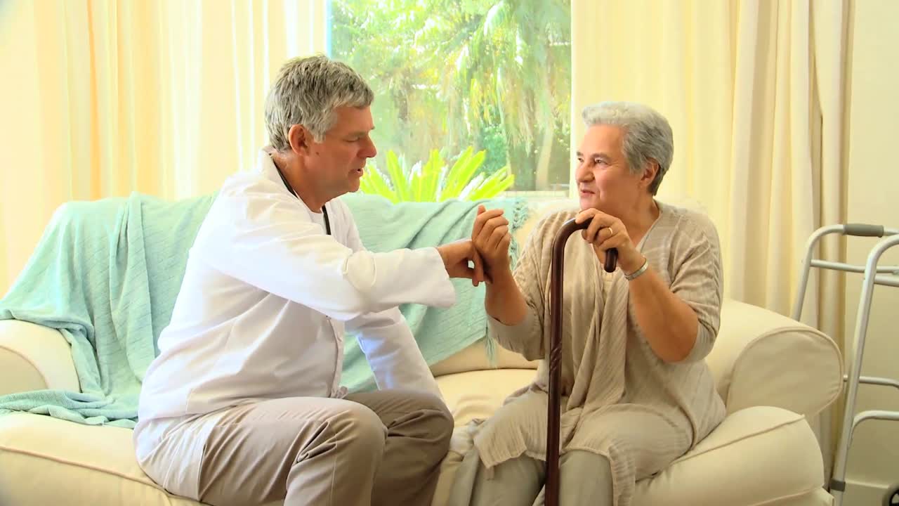 의사 가 환자 의 맥박 을 측정 하는 것