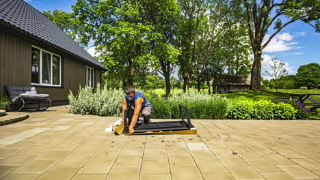 Mann-Baut-Einen-Couchtisch-Für-Die-Terrasse-Zusammen-–-Zeitraffer