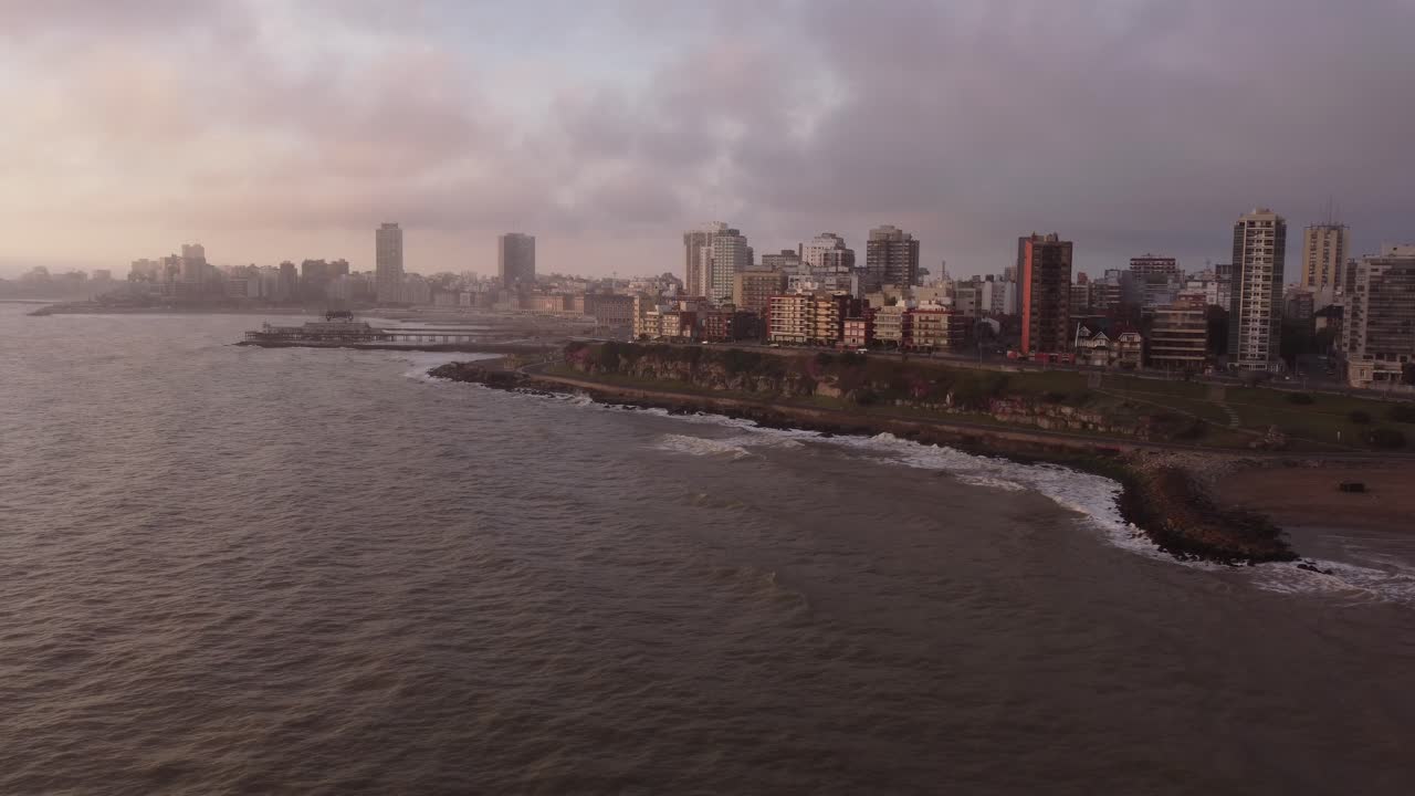 toma en cámara lenta del amanecer brumoso en la playa de la ciudad de mar del plata, argentina