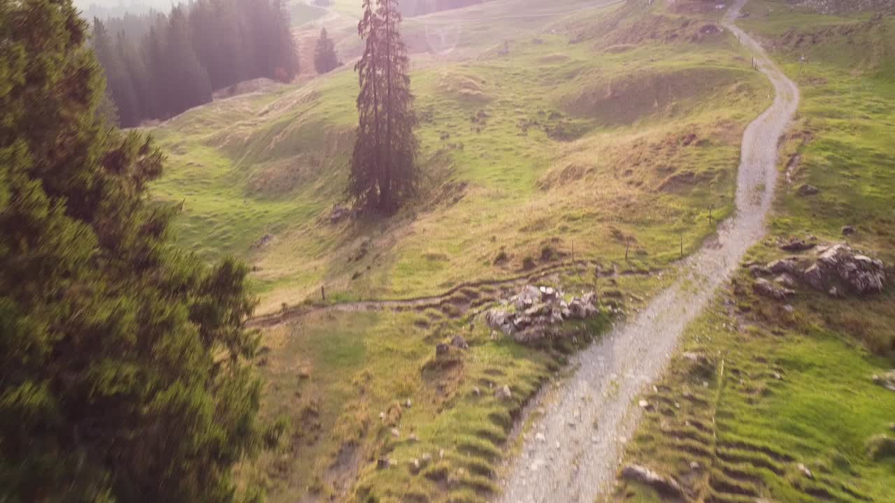 dos excursionistas caminando por la carretera con puesta de sol en el fondo