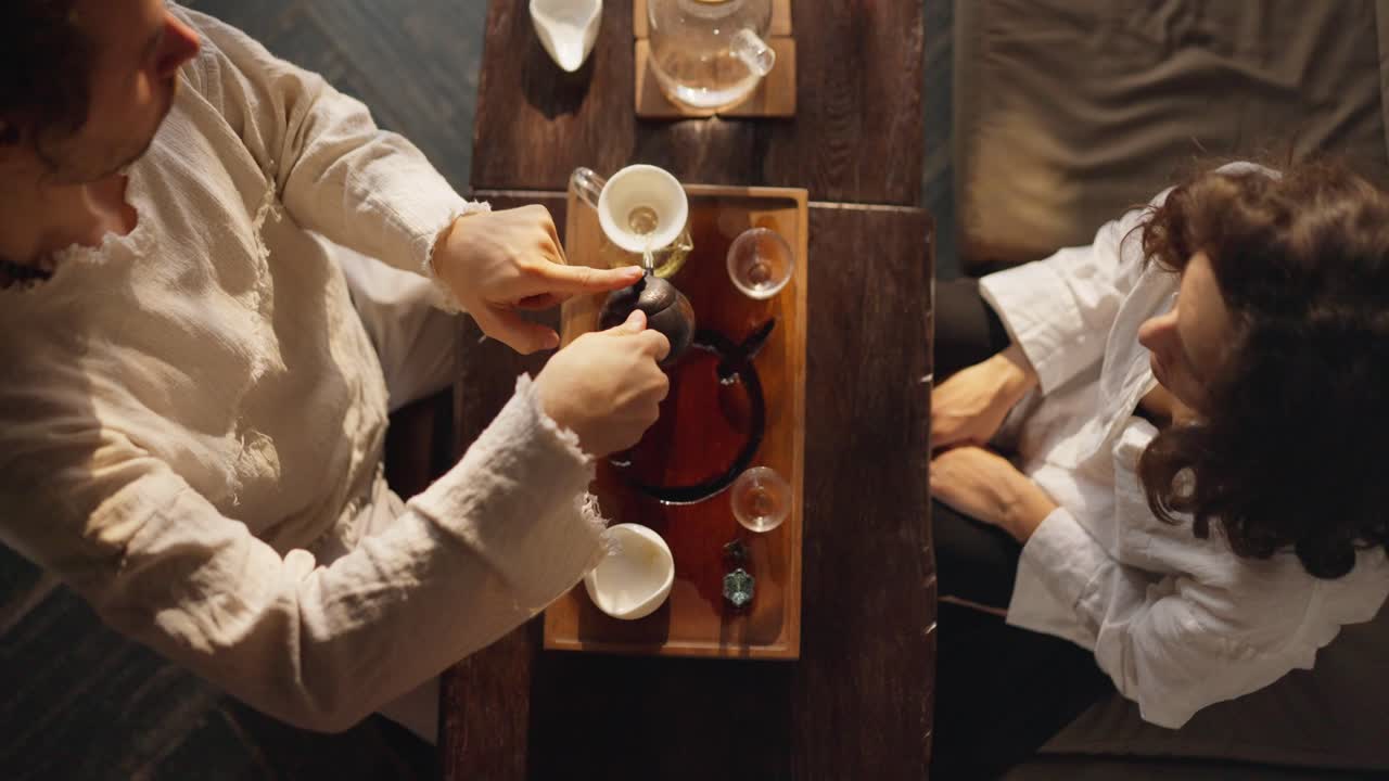 전통적 인 차 의식 을 즐기는 부부