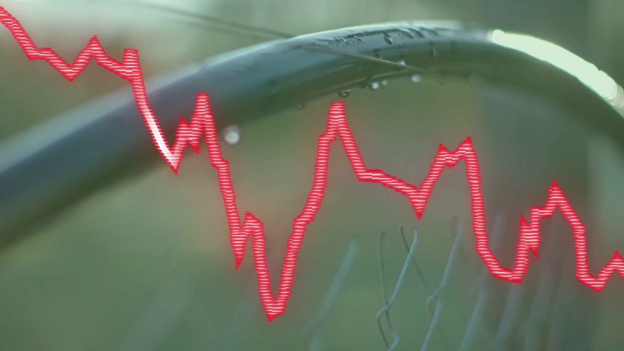 Video verticale: Onda rossa in movimento che entra da sinistra, pulsante lungo il bordo, rete con rugiada e bagliori nel parco