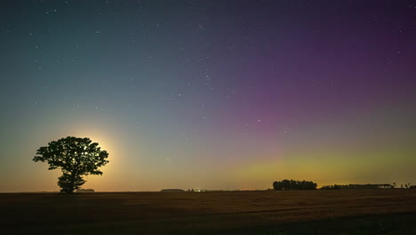 Filmischer-Zeitraffer-Des-Monduntergangs-Mit-Sichtbarer-Aurora-Borealis