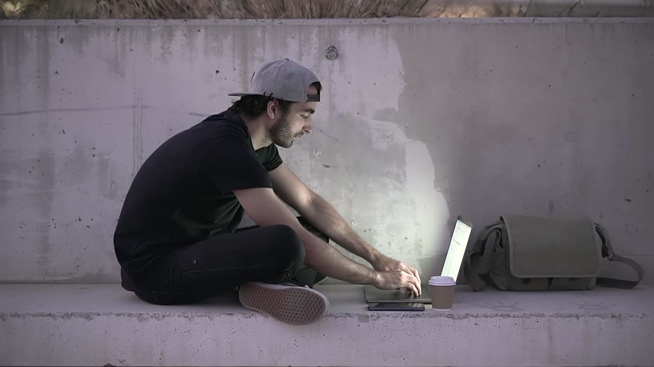 노트북 작업을 하는 사람