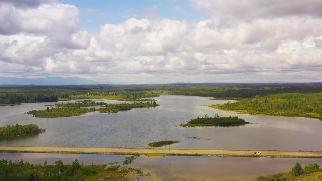 Naturskøn Luftfoto: Biler på Cariboo Highway Nær 100 Mile House