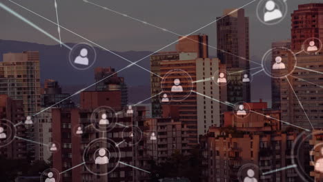 animación de una red de iconos de perfil frente a una vista aérea del paisaje urbano