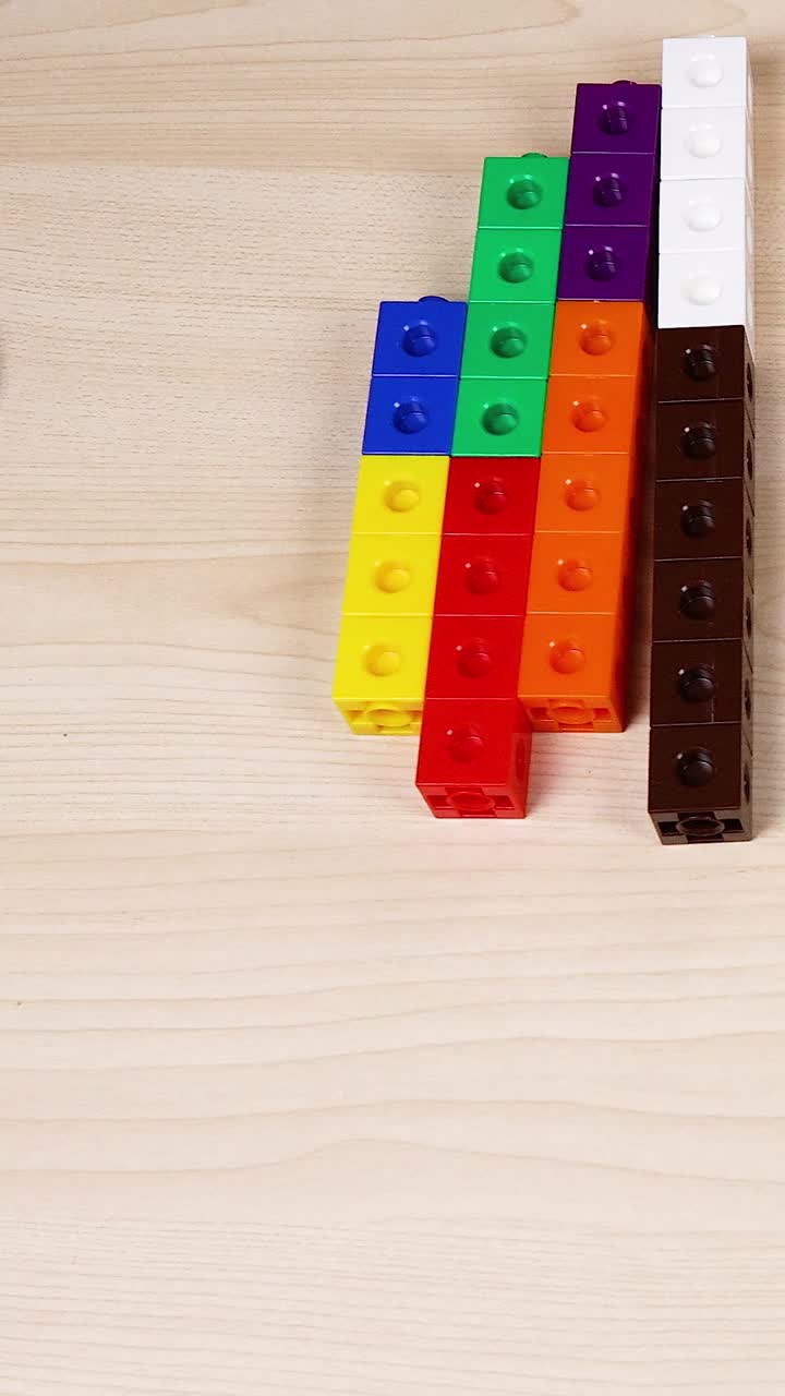 손 은 테이블 에 다채로운 큐브 를 정리 하고 있다