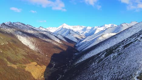 Montañas-De-Yakutia-En-Primavera-Desde-Un-Dron-Contra-El-Cielo-Azul-4k