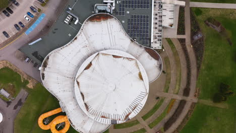 paneles solares en la parte superior del parque acuático comercial y el edificio del hotel, vista aérea de arriba hacia abajo