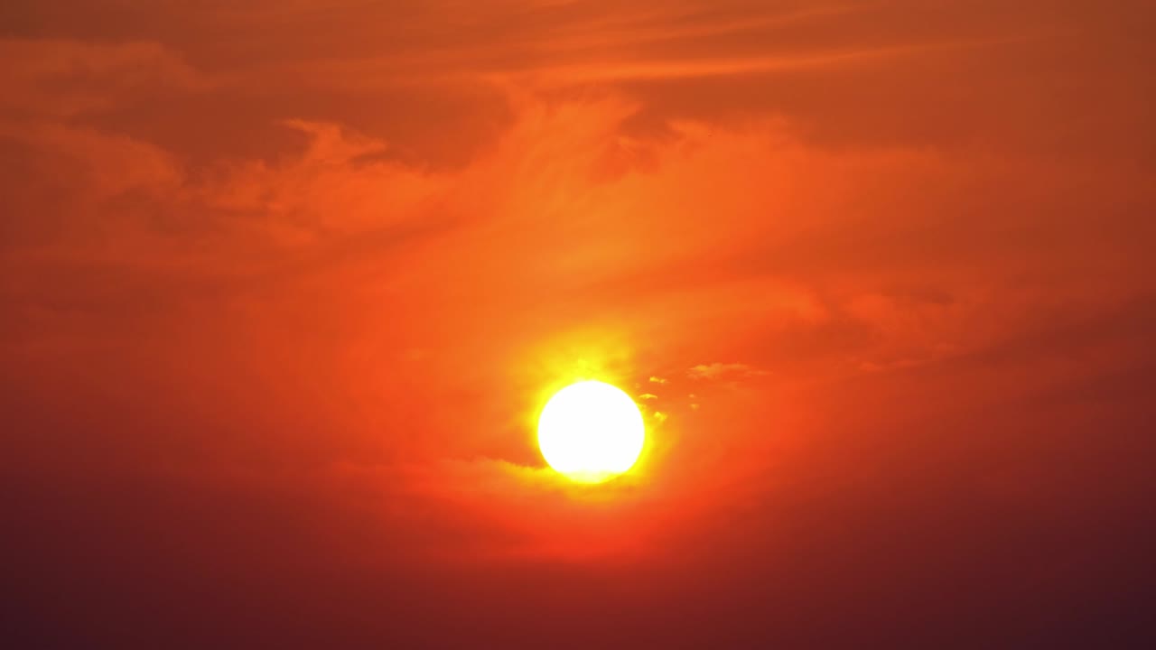 hermoso atardecer naranja en el cielo nublado