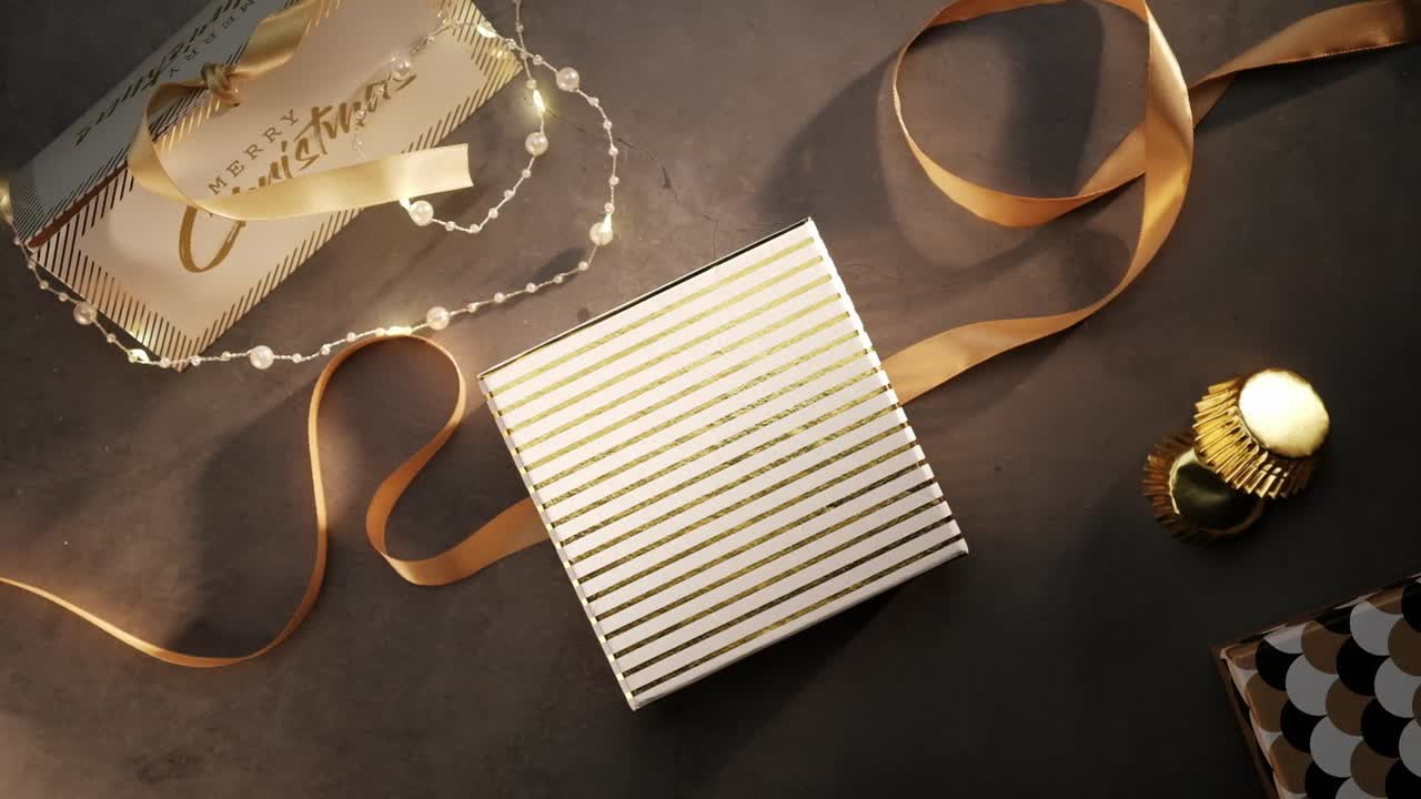 선물 포장, 금색 리본, 크리스마스 조명 및 장식