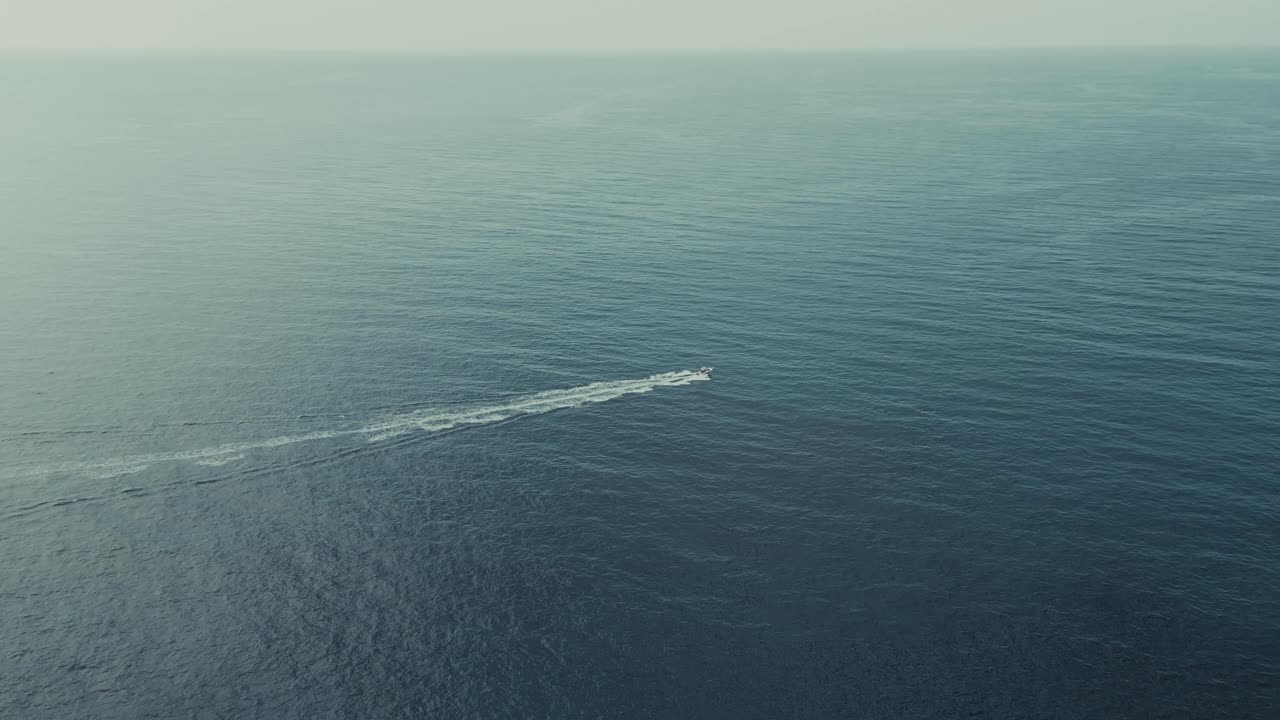 barcos que flotan en el mar jónico turquesa