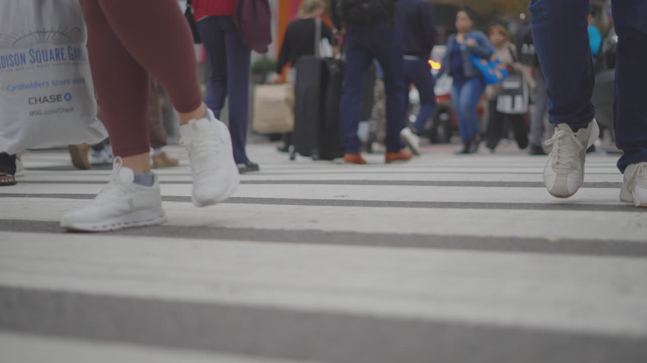 Persone che attraversano le strisce pedonali in città