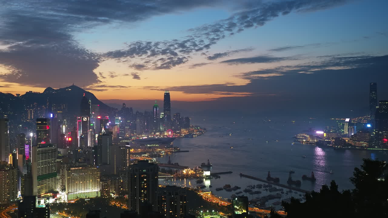Panoramiczny widok na Zatokę Wiktorii, obejmujący zarówno wyspę Hongkong, jak i Kowloon.