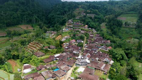 Vista-Aérea-Escénica-Del-Exótico-Pueblo-De-Sutopati-En-Una-Colina-En-Java-Central,-Indonesia