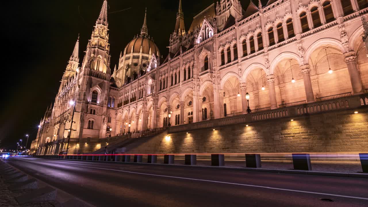 Timelapse davanti al Parlamento di Budapest con auto che passano di notte, 4k UHD