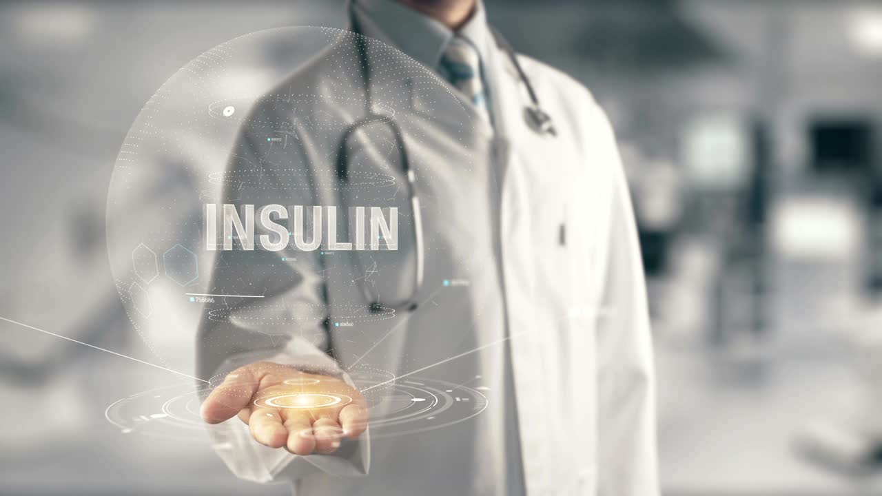 Medico che tiene in mano l'insulina.
