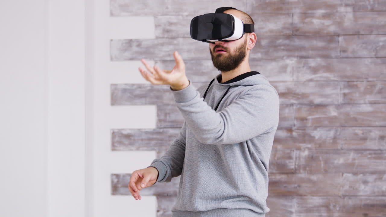 un uomo che indossa un visore vr