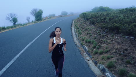 Mujer-Corriendo-Por-La-Carretera-Cerrar-Zapatos-Steadicam-Shot