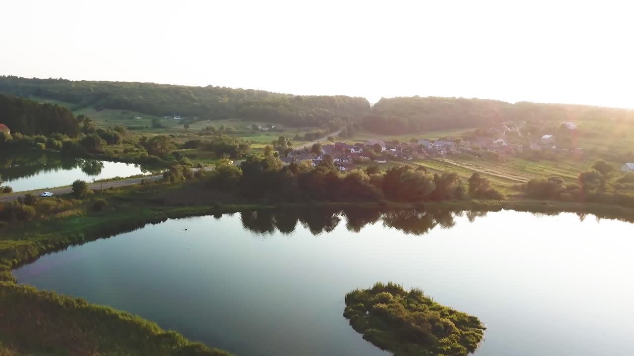 우크라이나 lviv 외곽에 있는 호수 위로 전방 드론 촬영