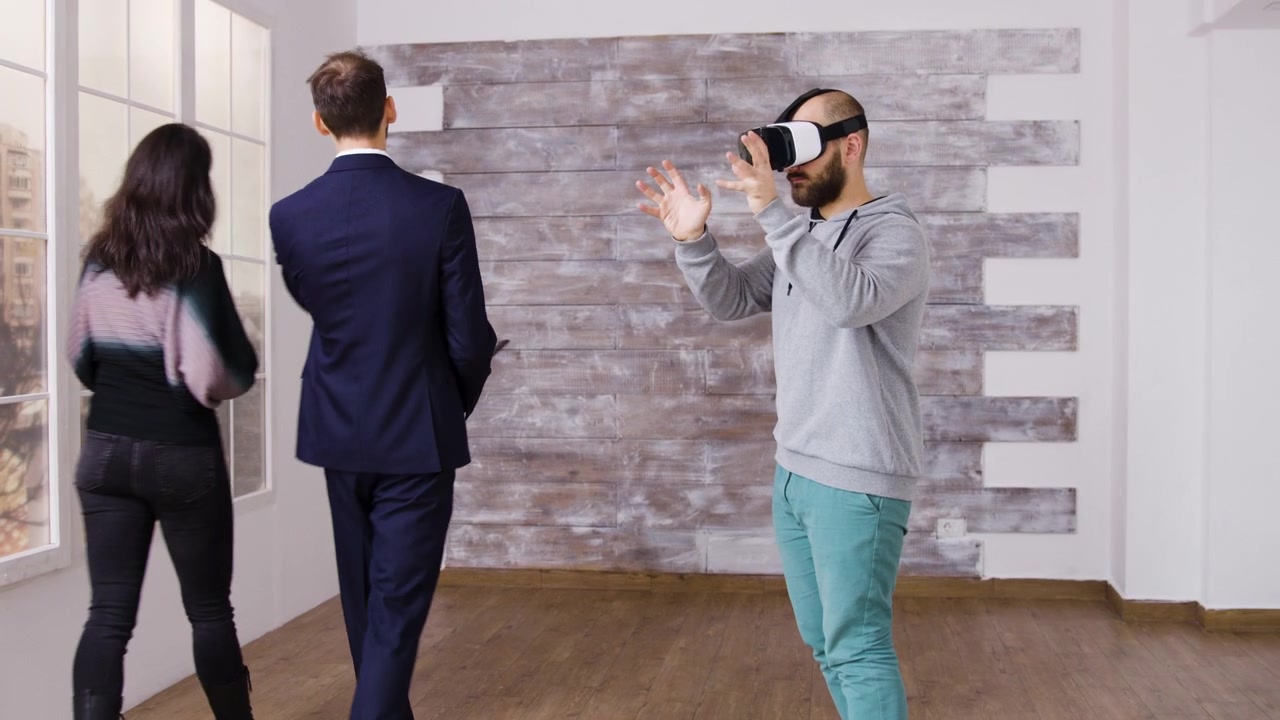 Uomo che usa un visore di realtà virtuale in un appartamento vuoto