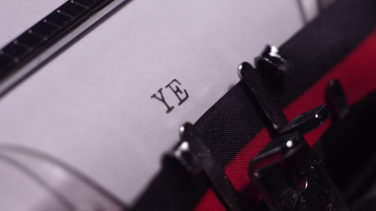 año 1957, escribiendo en papel blanco en una máquina de escribir de época, macro de cerca