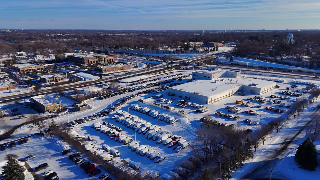 Minneapoliksen (Minnesota) lähiömaisema autoineen talvisessa lumessa