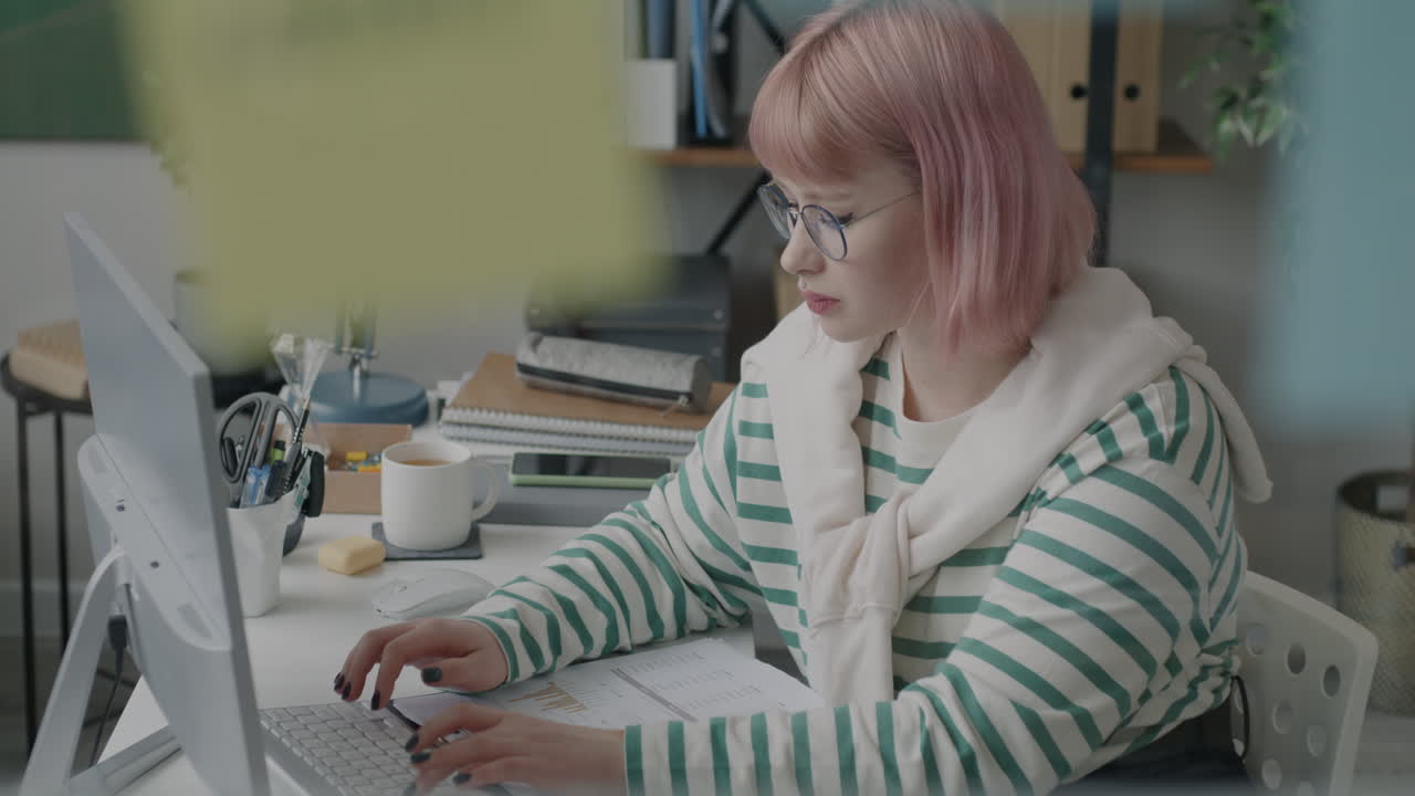 женщина, работающая из дома за столом