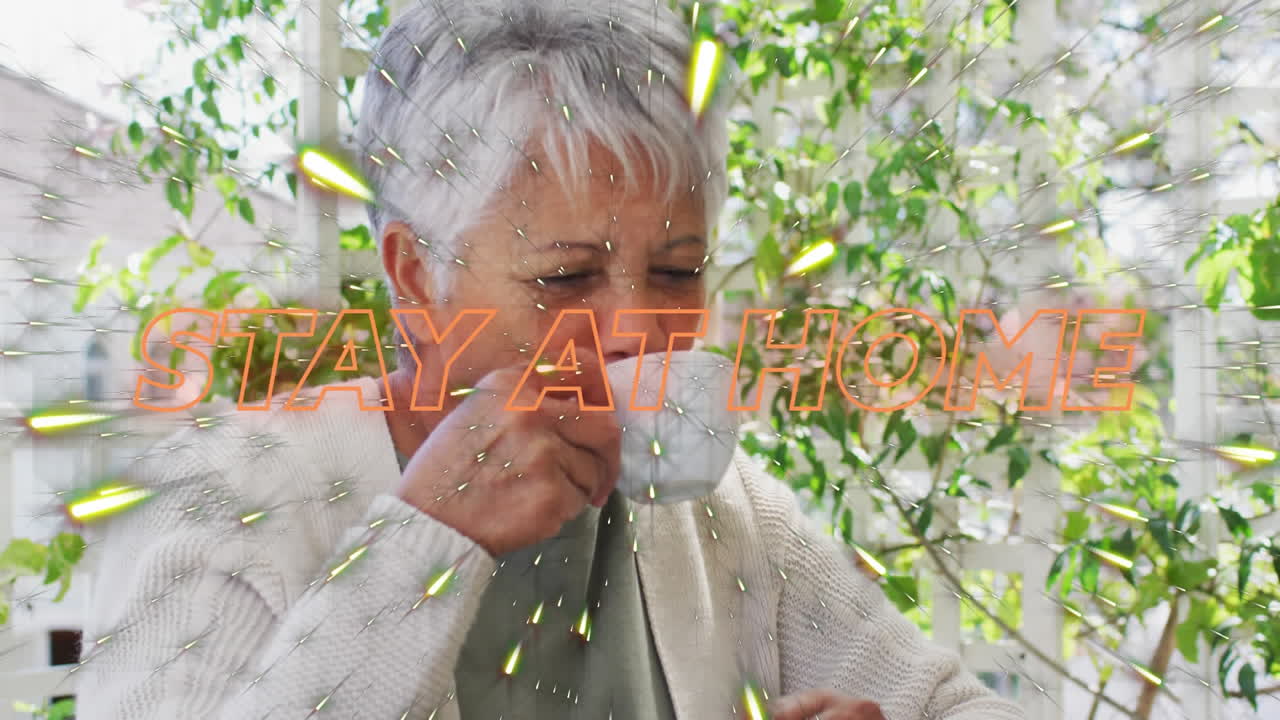 정원에서 차를 마시는 고령 여성에 대한 집에 머무는 텍스트의 애니메이션