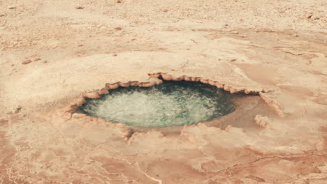 Kochendes-Wasser-In-Einem-Vulkanischen-Geiser