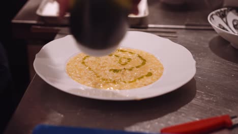El-Cocinero-Macho-Termina-El-Plato-De-Pasta-Con-Una-Botella-De-Spray-De-Pesto-Verde-En-Un-Restaurante